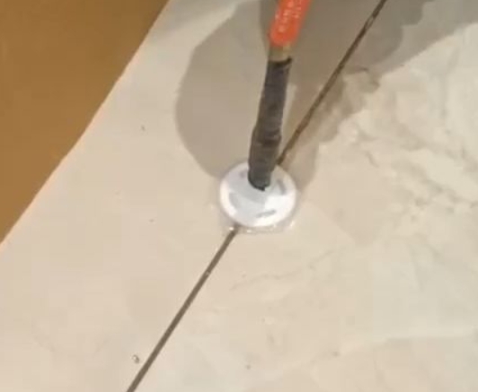 松滋瓷砖空鼓维修公司专业解答瓷砖在铺贴过程中，如果没有涂抹均匀到位的粘结材料（如水泥砂浆或瓷砖胶），可能会导致以下问题